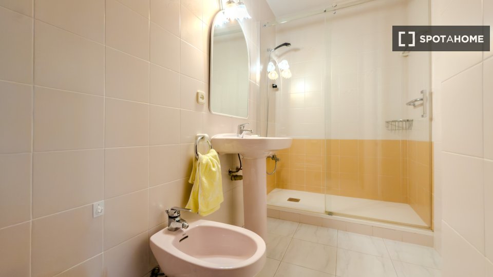 Apartment Barcelona, 4 beds, 80m² — photo 9