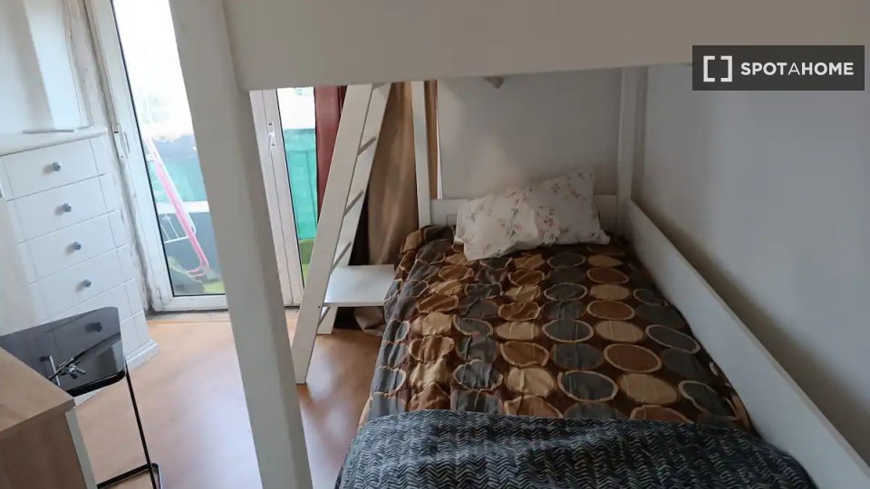 Double room Lisbon, 5 beds, 90m² — photo 1