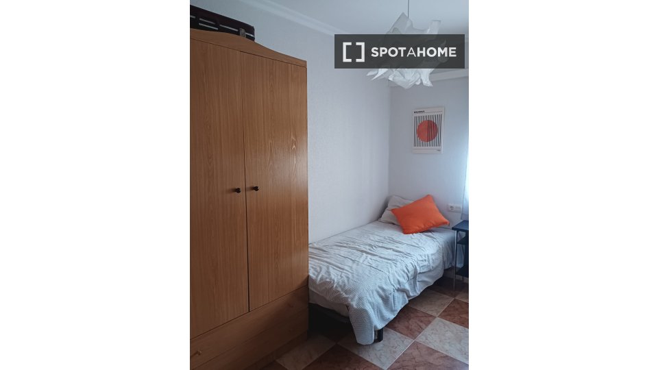 Double room Madrid, 3 beds — photo 12