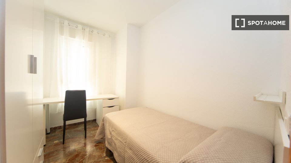 Double room Granada, 3 beds, 80m² — photo 16