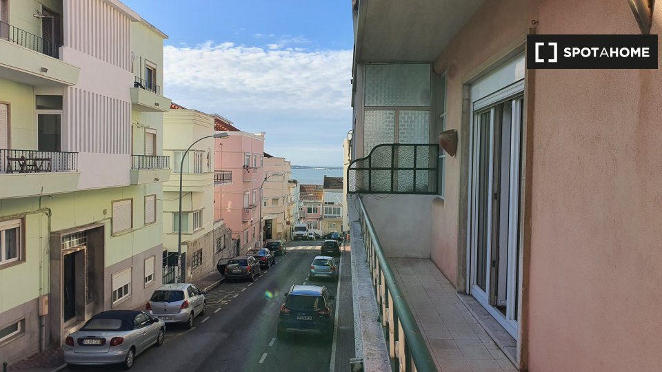 Double room Lisbon, 3 beds, 75m² — photo 19