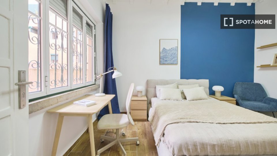 Double room Lisbon, 3 beds — photo 10