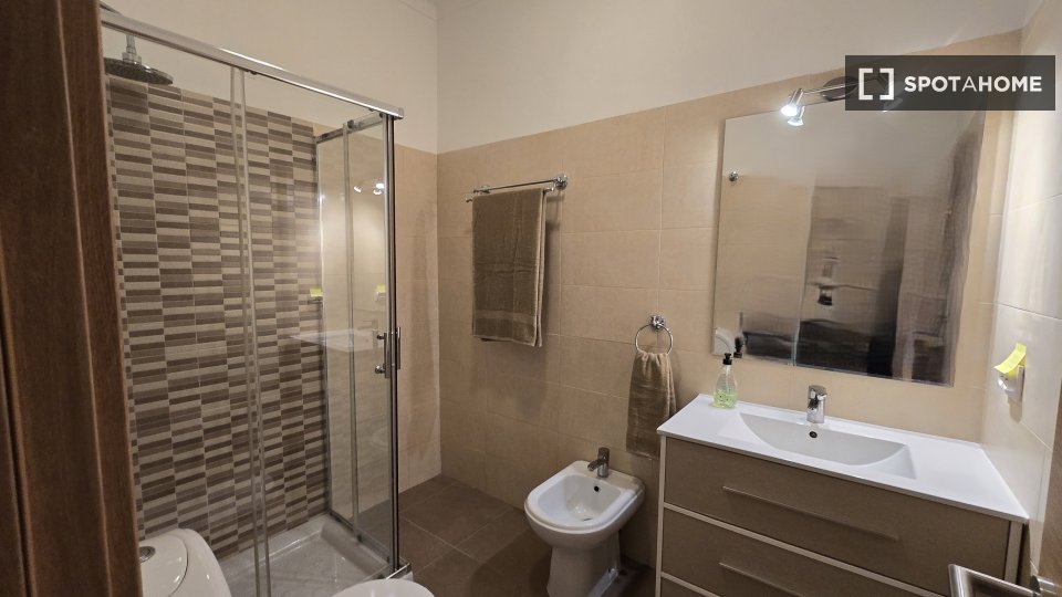 Double room Lisbon, 5 beds, 130m² — photo 15