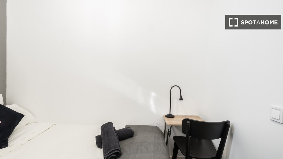 Double room Madrid, 7 beds, 140m² — photo 2