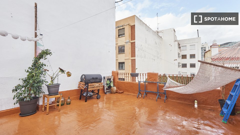 Double room Valencia, 3 beds, 140m² — photo 7