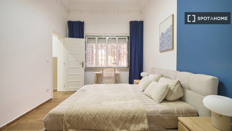 Double room Lisbon, 3 beds — photo 12