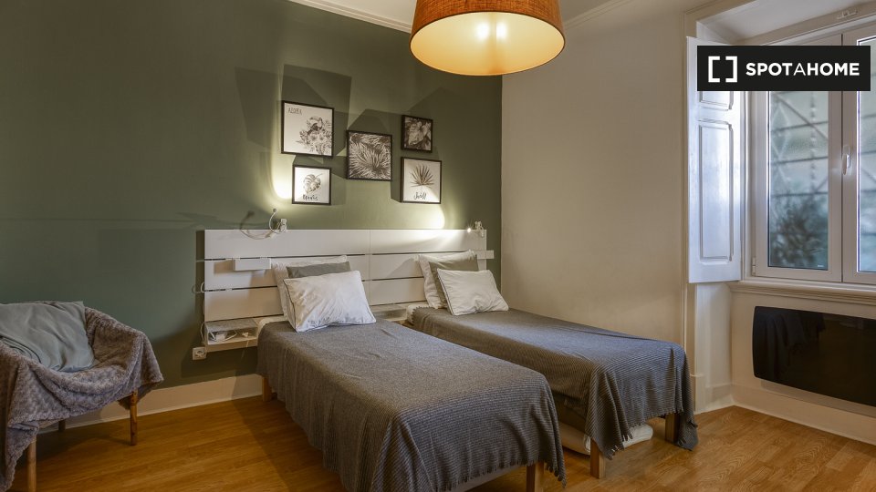 Double room Lisbon, 3 beds, 140m² — photo 1