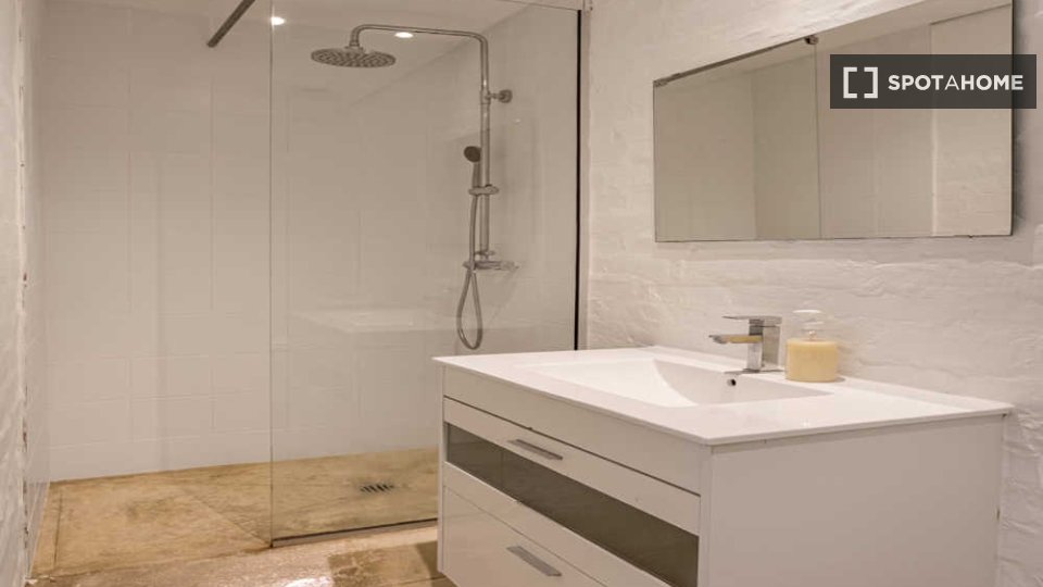 Double room Lisbon, 7 beds — photo 25