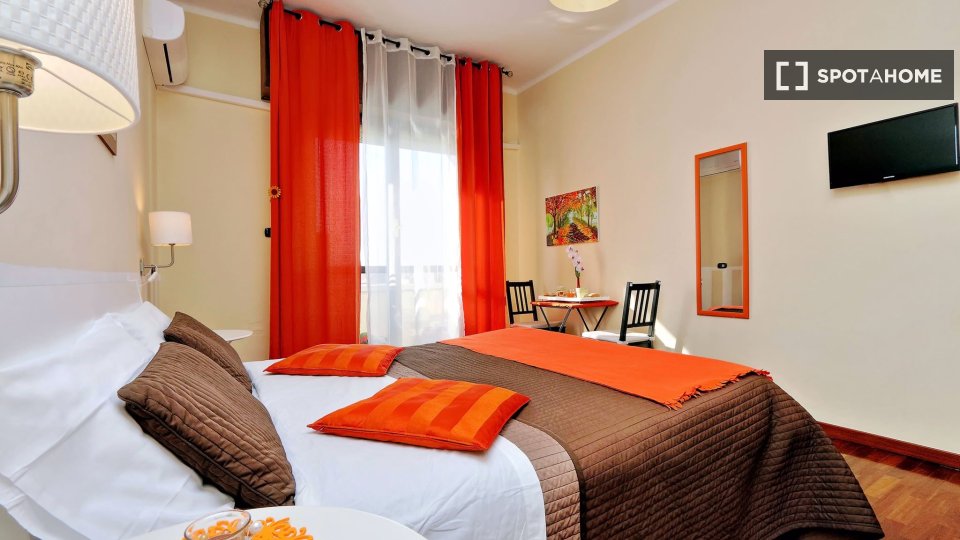 Double room Rome, 3 beds — photo 10