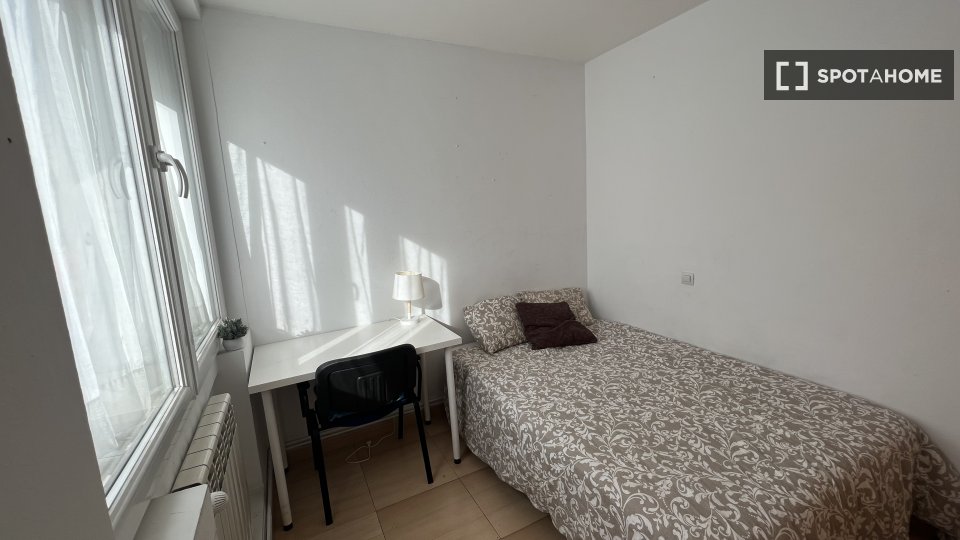Double room Madrid, 3 beds — photo 14