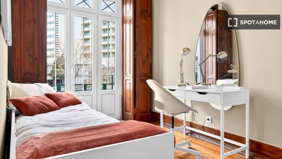 Double room Lisbon, 5 beds — photo 19