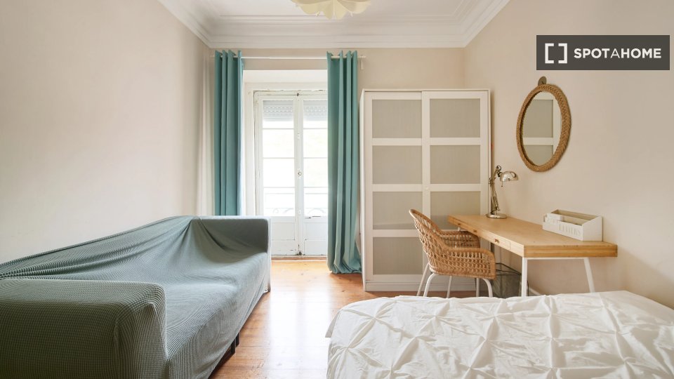 Double room Lisbon, 4 beds — photo 14
