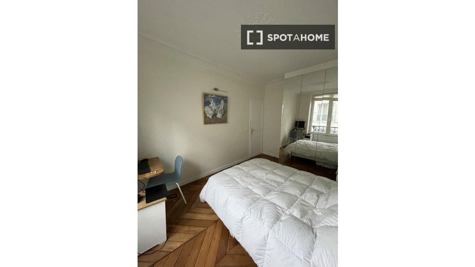 Camera in un appartamento condiviso a Blanche-Trinité, Parigi. - a Parigi