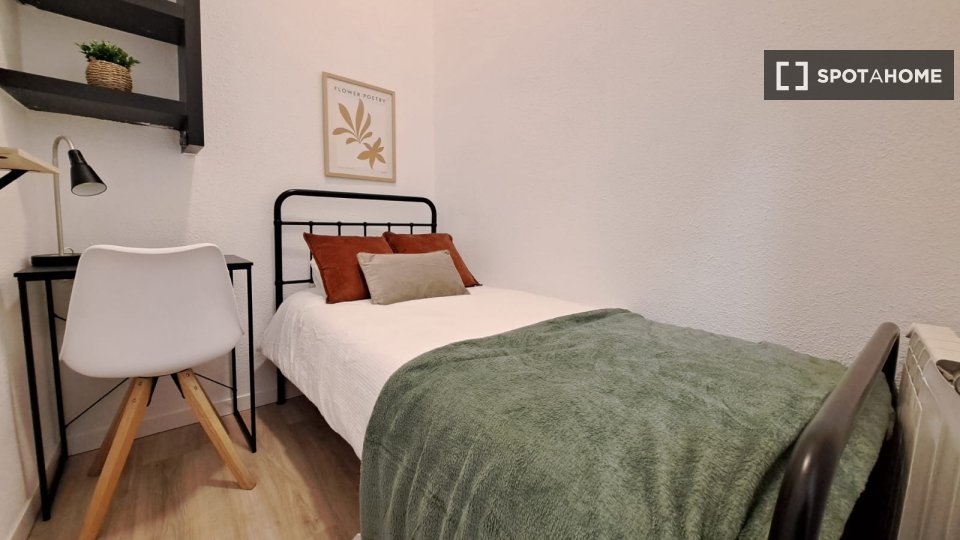 Double room Madrid, 12 beds, 185m² — photo 2