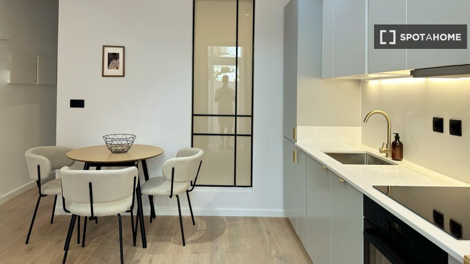 Apartment Lisbon, 2 beds, 70m² — photo 13