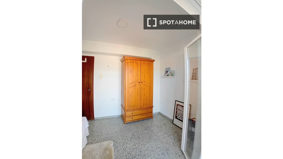 Habitación en piso compartido en alquiler en Alicante, 4 habitaciones