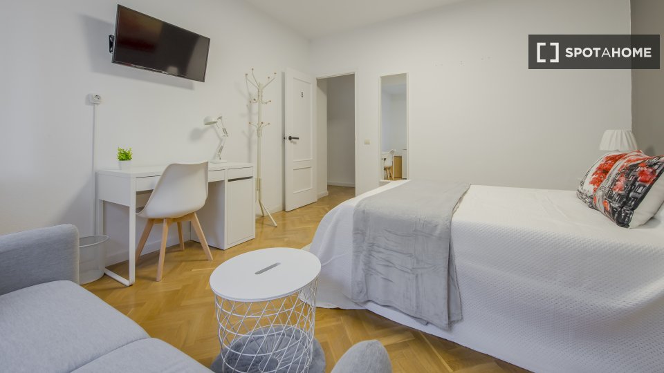 Double room Madrid, 8 beds, 200m² — photo 12