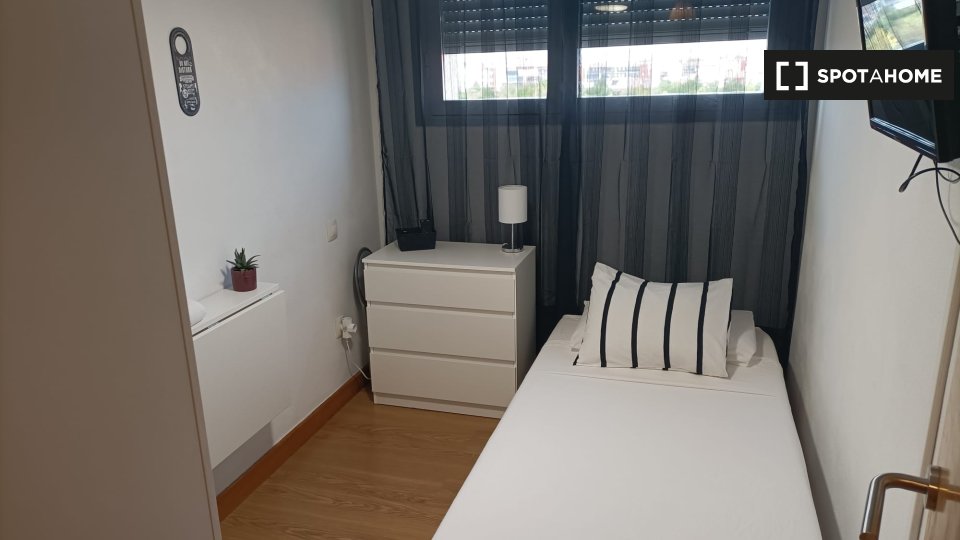 Double room Madrid, 3 beds — photo 4