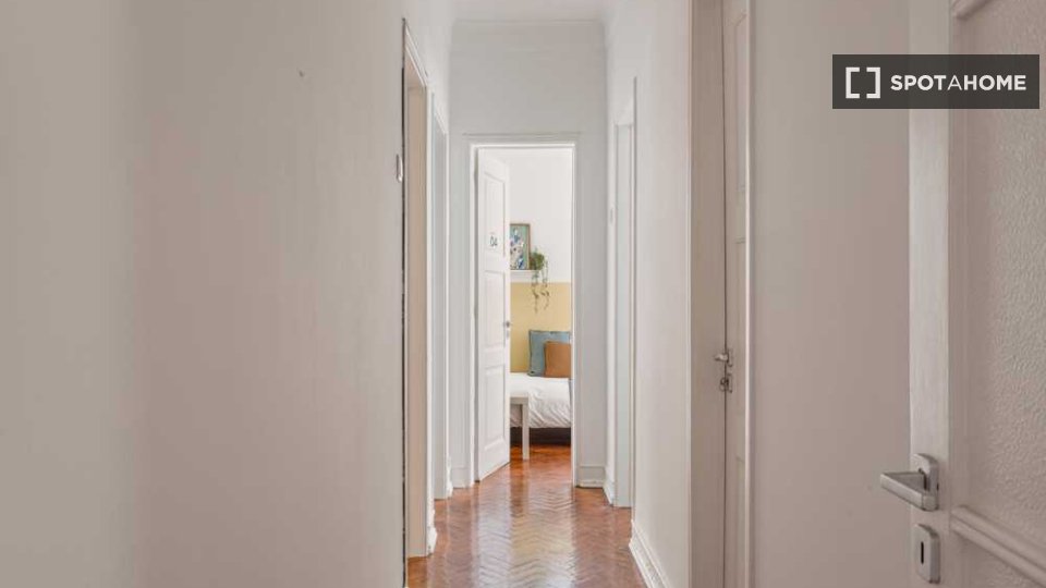 Double room Lisbon, 5 beds — photo 11
