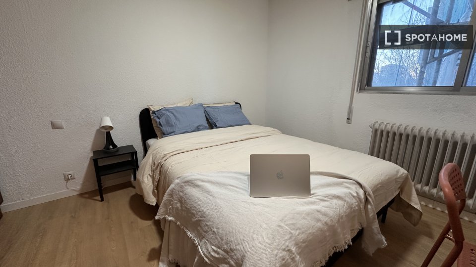 Double room Madrid, 5 beds, 110m² — photo 1