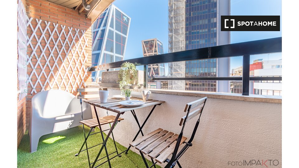 Double room Madrid, 6 beds, 140m² — photo 1