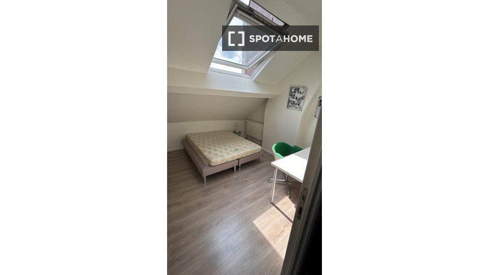 Double room Brussels, 5 beds, 14m² — photo 42