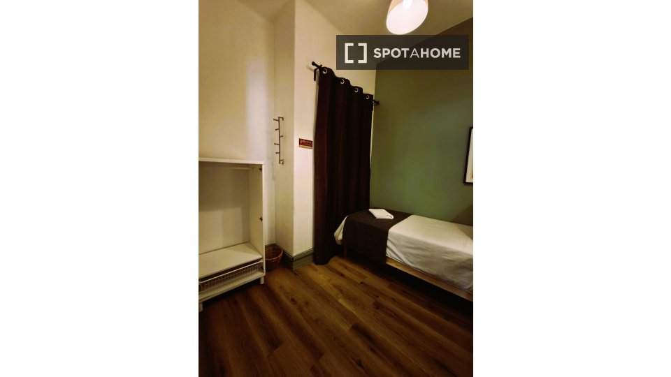 Double room Lisbon, 11 beds, 200m² — photo 28