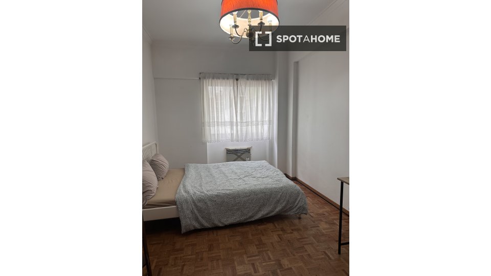 Double room Lisbon, 3 beds, 100m² — photo 5