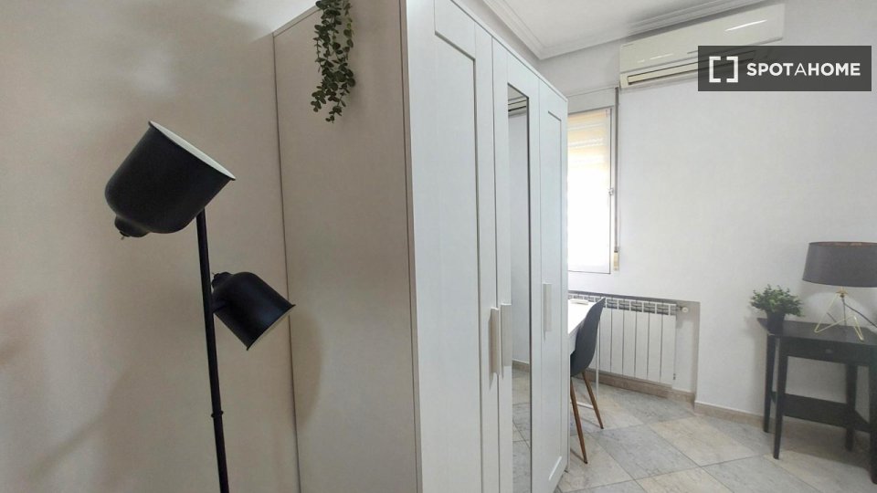 Double room Madrid, 4 beds, 95m² — photo 15