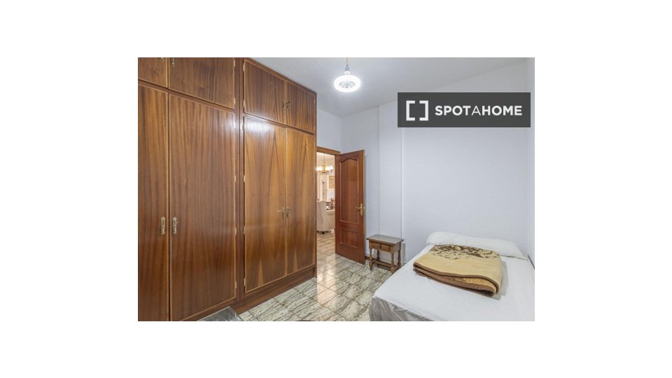 Se alquila habitación en piso compartido en Camino de Ronda.