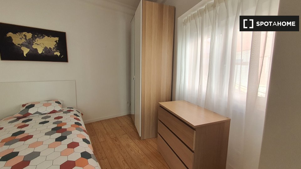 Double room Lisbon, 3 beds, 75m² — photo 5