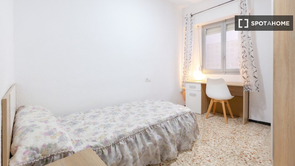 Double room Alicante, 5 beds, 95m² — photo 13