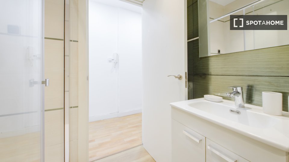Double room Madrid, 8 beds — photo 15
