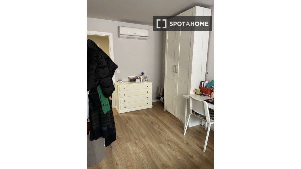 Double room Lisbon, 5 beds, 90m² — photo 1