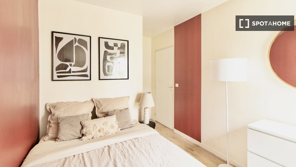 Stanza in appartamento condiviso con 5 camere da letto in affitto a Suresnes. - in Paris