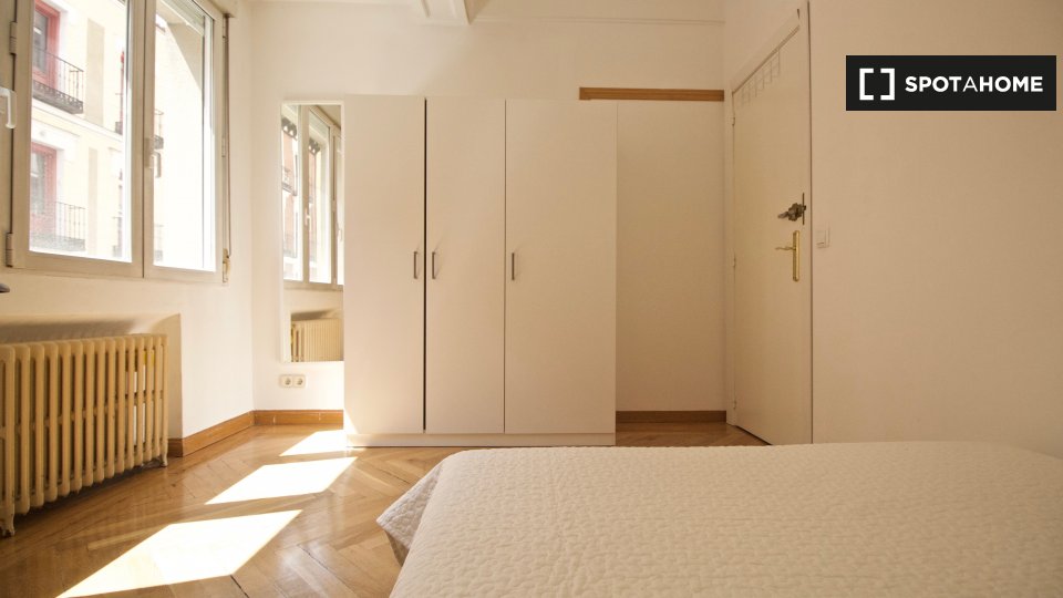 Double room Madrid, 6 beds, 140m² — photo 1