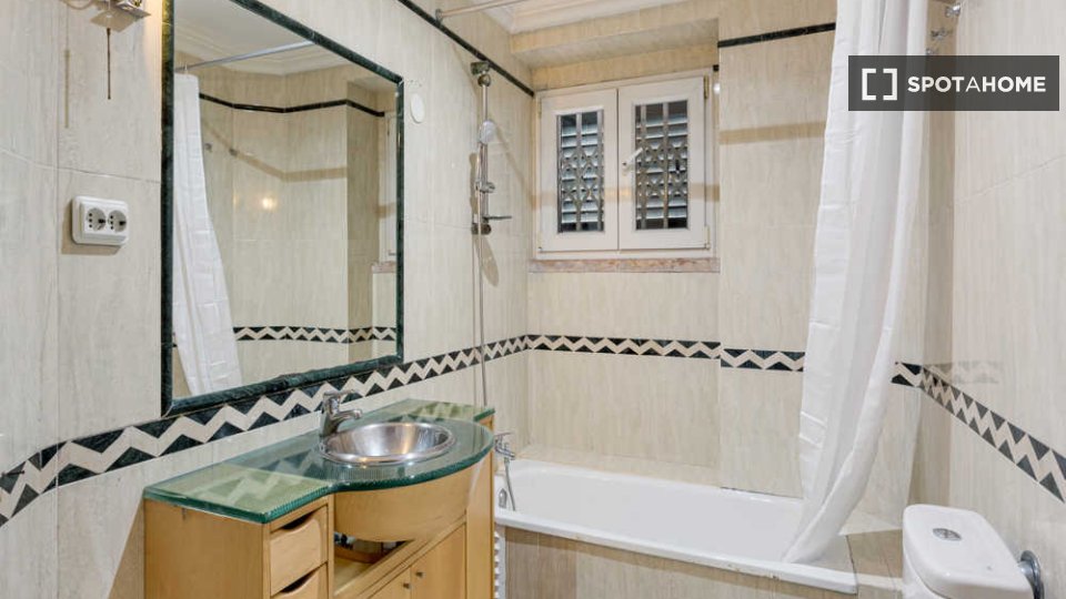 Double room Lisbon, 8 beds — photo 55