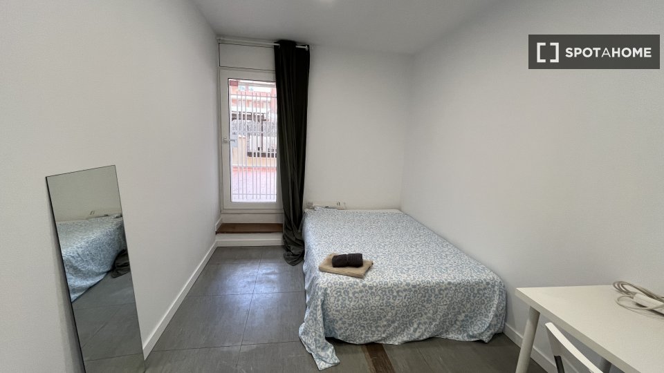 Double room Barcelona, 13 beds, 290m² — photo 1