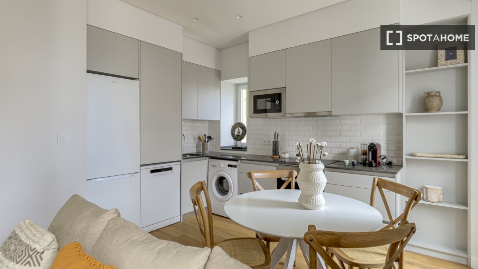 Apartment Lisbon, 1 bed — photo 15