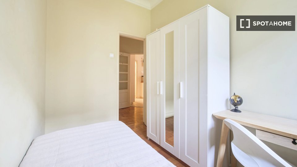 Double room Lisbon, 6 beds — photo 18