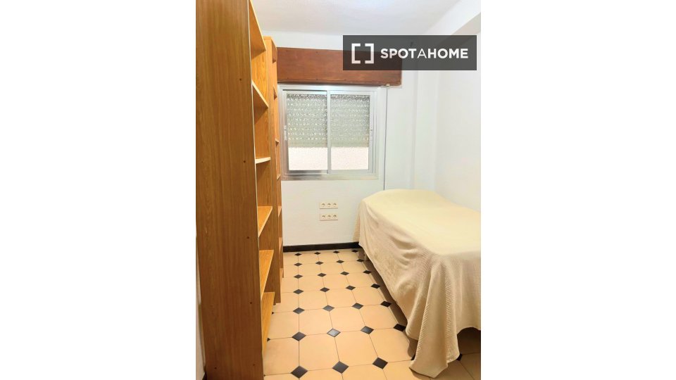 Habitación en piso compartido en alquiler en Pajaritos, Granada.