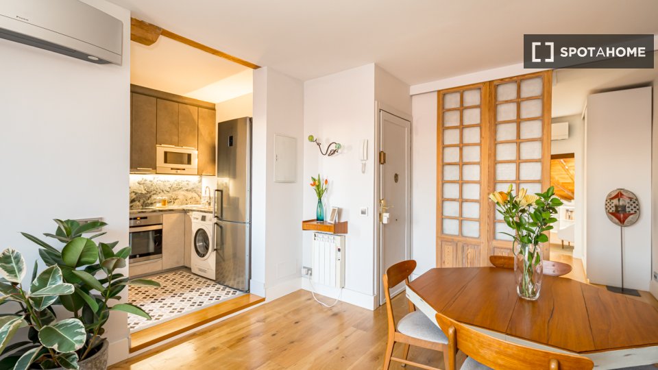 Piso de 1 dormitorio en alquiler en Embajadores, Madrid.