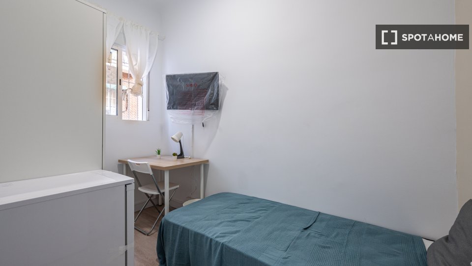 Habitación en piso de 5 habitaciones en alquiler en Puerta del Ángel, Madrid.