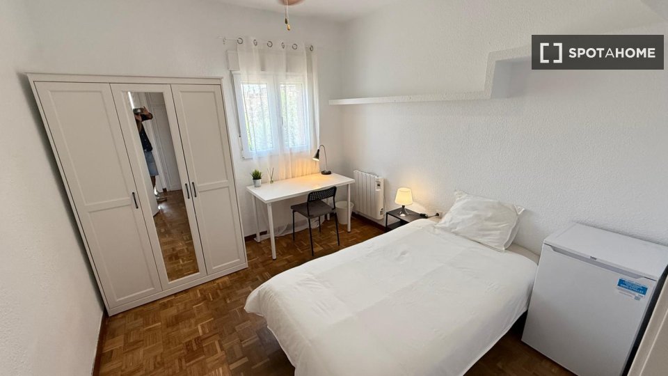 Habitación en piso compartido de 4 habitaciones en alquiler en Opañel, Madrid