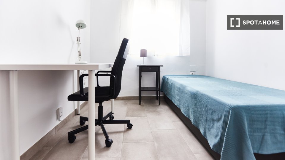 Double room Seville, 3 beds — photo 11