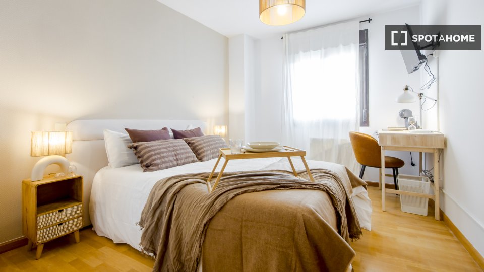 Stanza in un appartamento condiviso con 6 camere da letto in affitto ad Arapiles - à Madrid