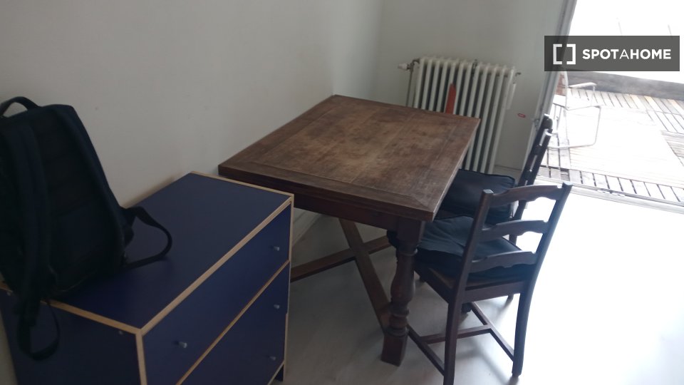Double room Brussels, 5 beds, 14m² — photo 2