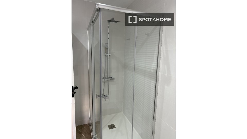 Double room Barcelona, 5 beds, 128m² — photo 4