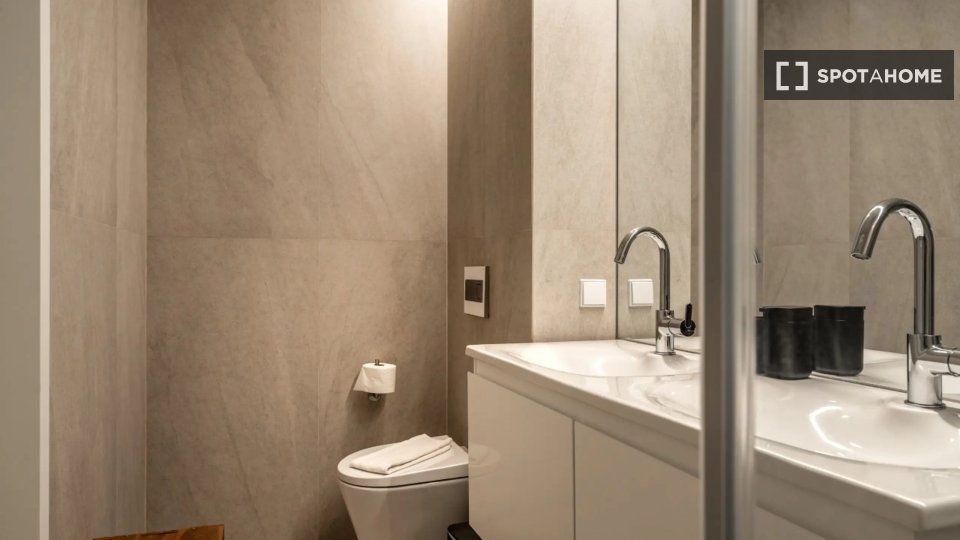 Apartment Lisbon, 2 beds, 136m² — photo 12