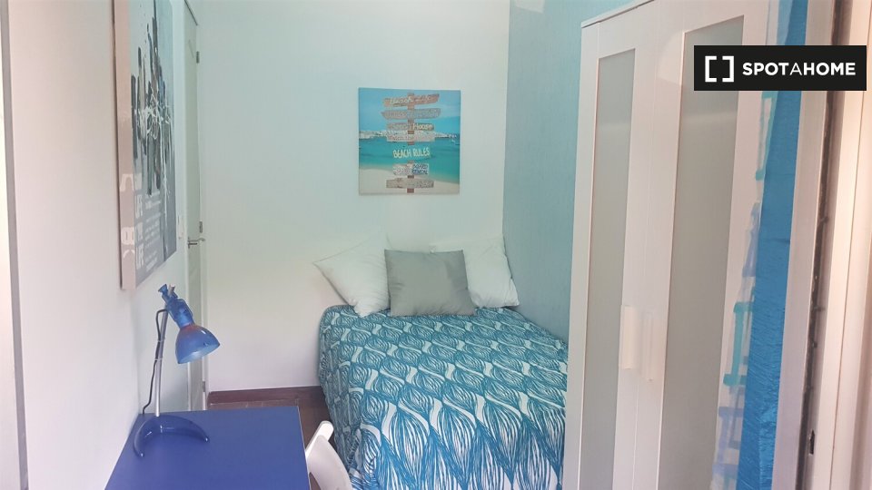 Habitación en un piso compartido de 5 habitaciones en alquiler en Alcalá